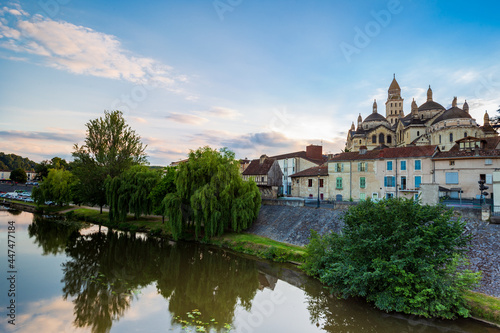 Sunset view of the Isle river and the roman byzantine Saint Front cathedral from the bridge des Barris. Perigueux, Dordogne Department, Nouvelle Aquitaine region. France.