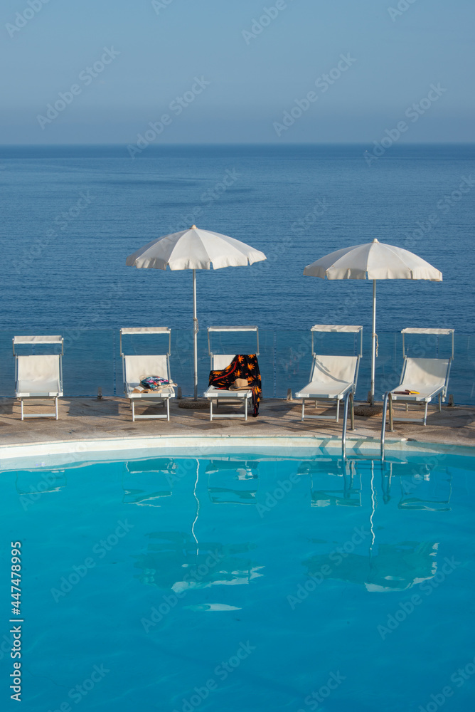 Fototapeta premium ombrelloni in piscina 