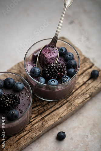 Canvas Print Pot de crème à la myrtille fait maison