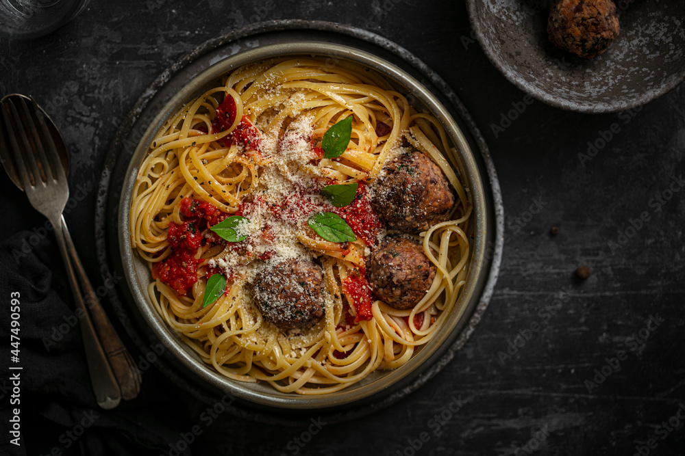 Assiette de spaghetti à la sauce tomate, basilic et boulettes de viande  végétale Stock Photo | Adobe Stock