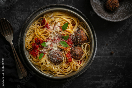 Assiette de spaghetti à la sauce tomate, basilic et boulettes de viande végétale