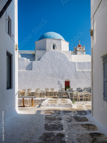 Fototapeta Naklejka Na Ścianę i Meble -  Church on the island of Mykonos, Greece. Narrow streets and traditional architecture. Photo as wallpaper.