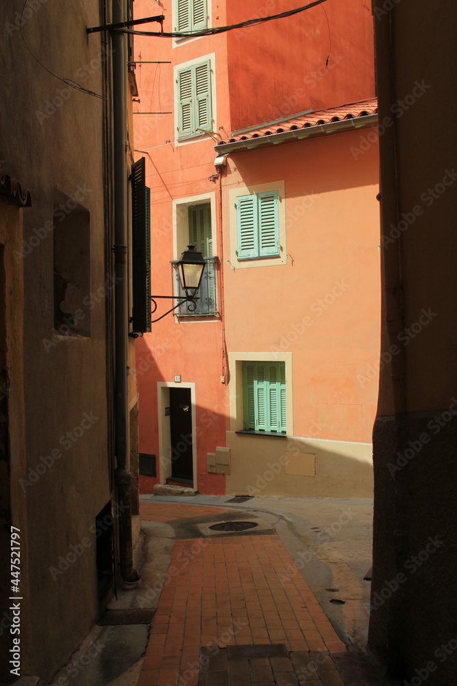 Fototapeta premium Rues et façades colorées de Menton.