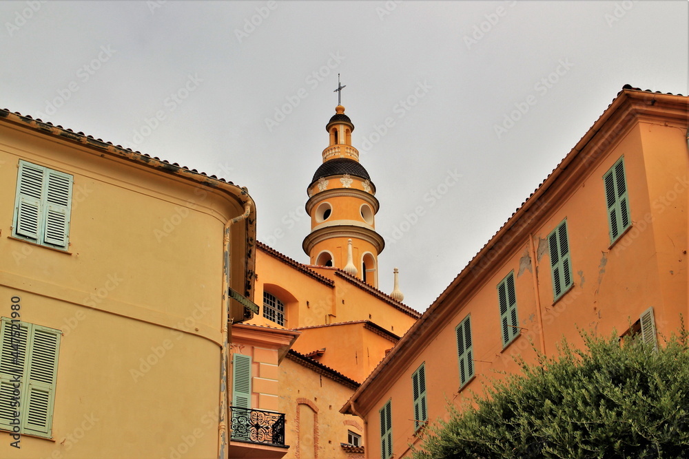 Façades colorées et rues de Menton. Façades colorées et rues de Menton.