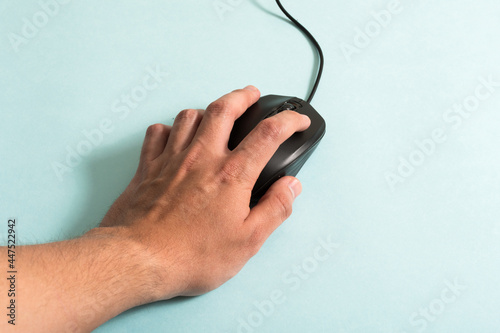 Mano sobre mouse