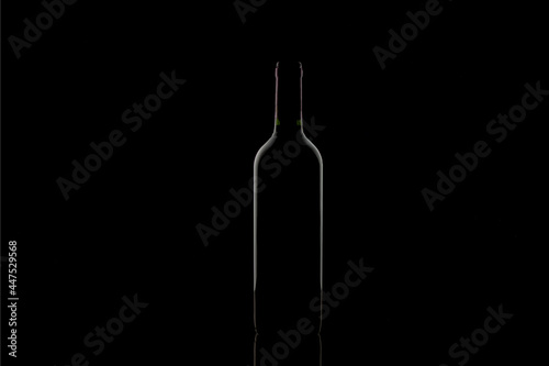 Fotografia contorno de botella de vino en fondo negro