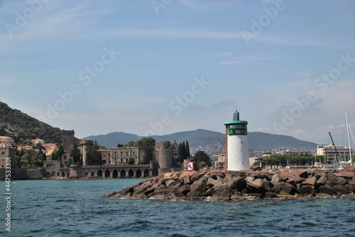 La corniche d'or sur les bords de la Méditerranée. photo