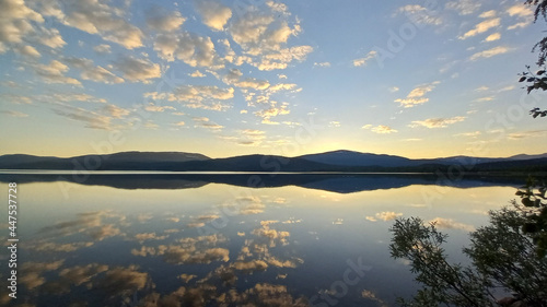 Lac avec beau reflet en Suède au coucher de soleil