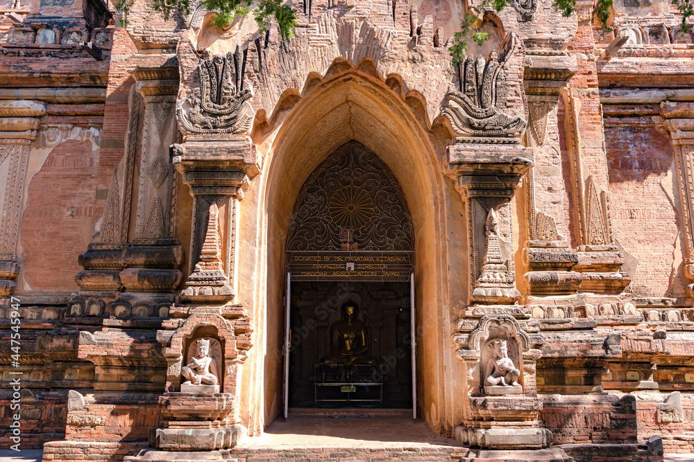Eine Buddha-Statue in einem Tempel mit vielen Verzierungen  im burmesischen  Bagan