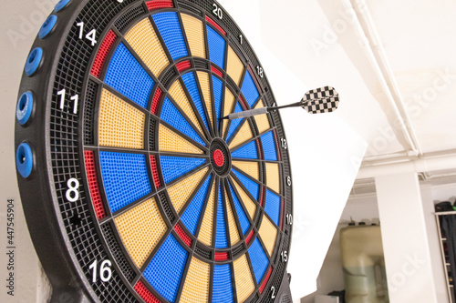 Φωτογραφία Close-up shot of a dart stuck in the number twenty of a dartboard - concept of a