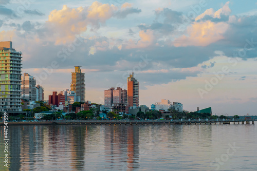 Paisaje urbano de la ciudad y su rio lago mar