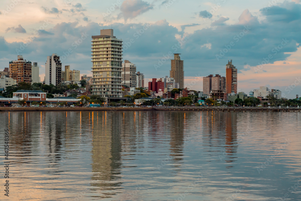 Naklejka premium Paisaje urbano de la ciudad y su rio lago mar