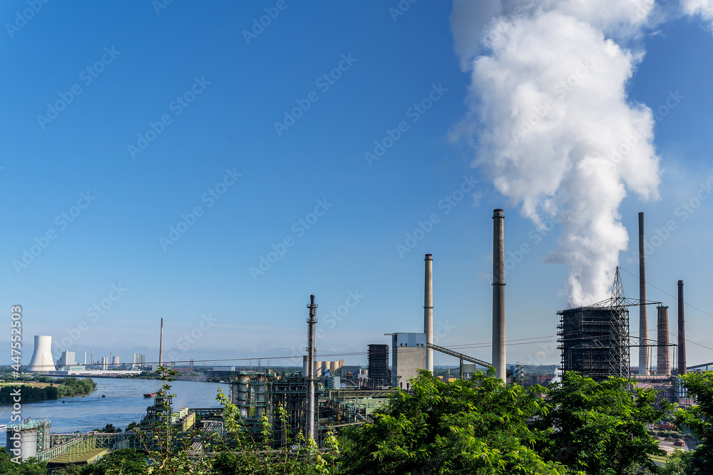 Stahlwerk in Duisburg am Rhein im Ruhrgebiet