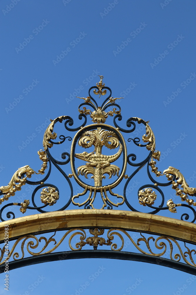 Détail de l'entrée principale des Jardins de la source de la Fontaine de la ville de Nîmes