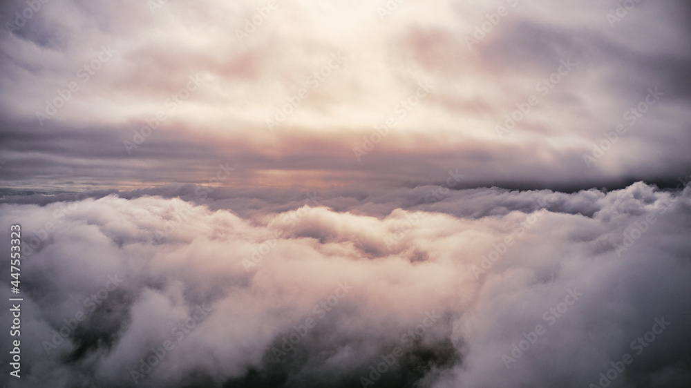 Atardecer sobre las nubes Atardecer sobre las nubes