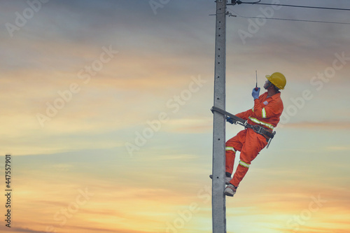 Installation of switching and connecting overhead electrical lines