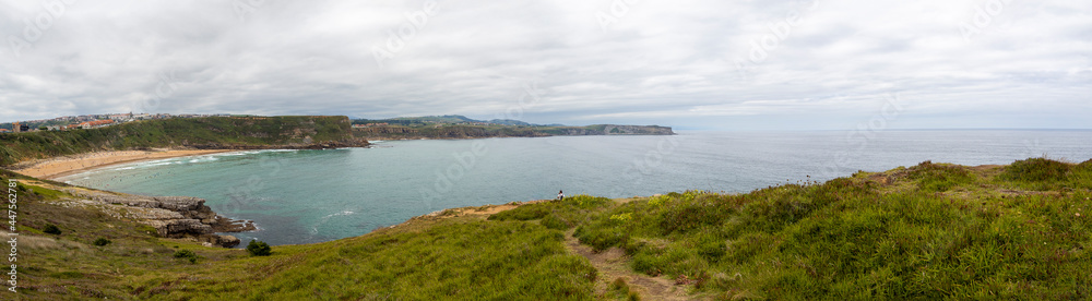Vistas del paisaje marino de costa desde el Mirador Puestas del Sol en la Punta del Dichoso en Suances, Cantabria, verano de 2020.