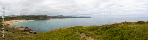 Vistas del paisaje marino de costa desde el Mirador Puestas del Sol en la Punta del Dichoso en Suances, Cantabria, verano de 2020.