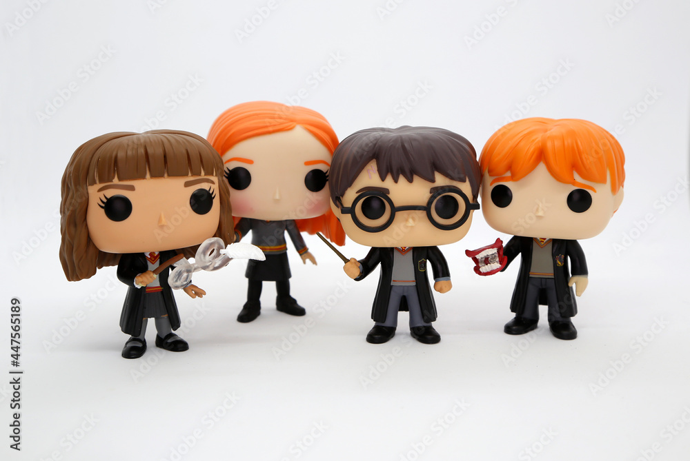 Foto Stock Harry Potter, Hermione Granger, Ginny Weasley and Ron Weasley Funko  pop. Characters from the Harry Potter books and movies. J. K. Rowling.  Toys. Collectible. Friends. Friendship. Wizards and sorceress