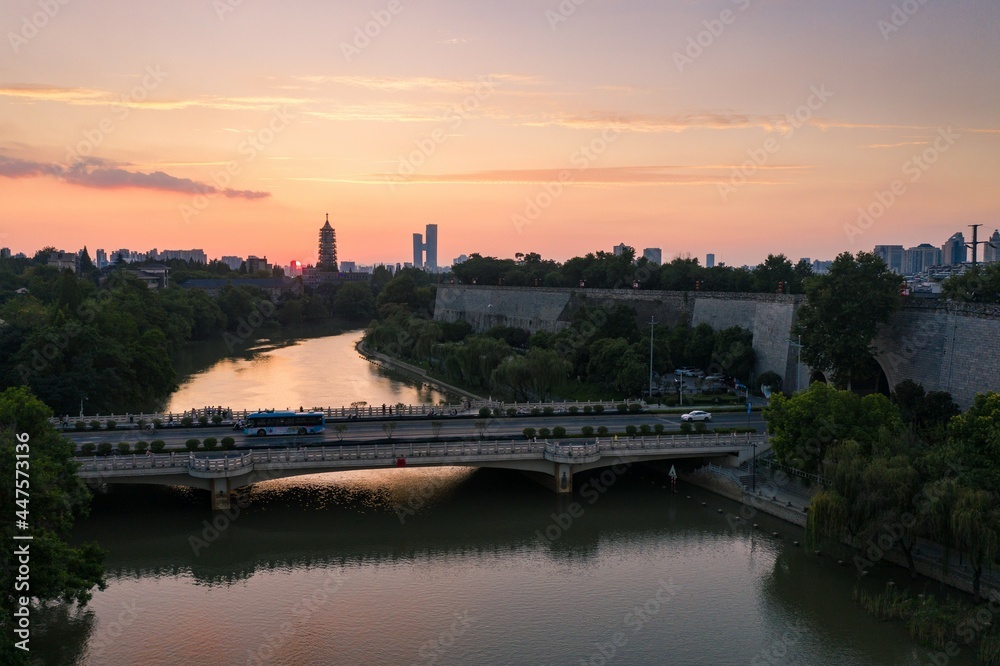 Obraz premium Skyline of Nanjing city at sunset in China