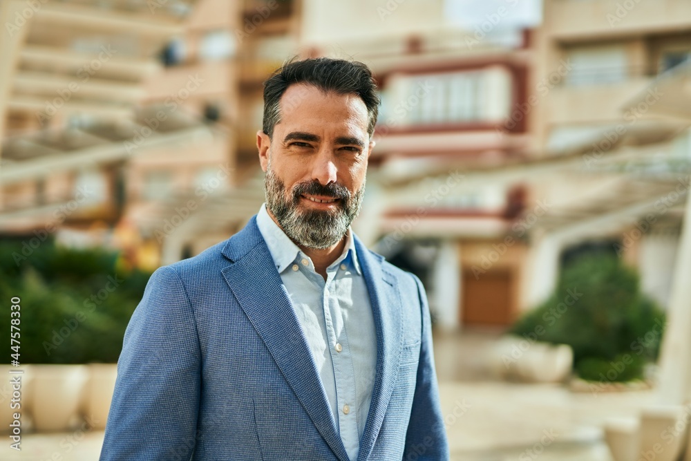 Obraz premium Middle age businessman smiling happy standing at the city.