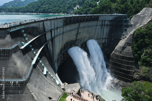 黒部ダムの放水。discharge water from kurobe dam, japan