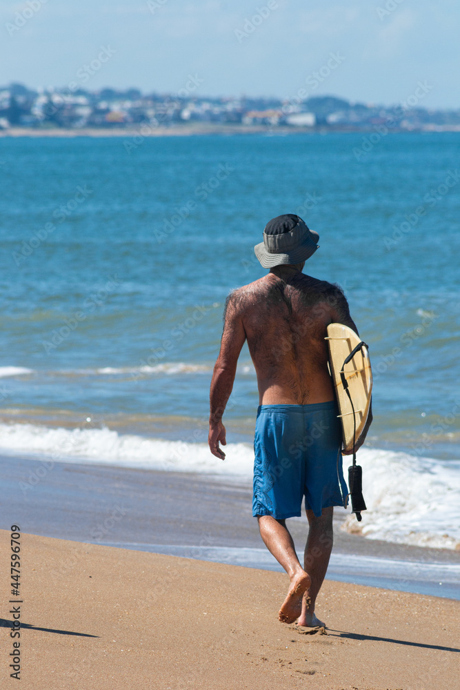 En uruguay en punta del este hay playas calidas con arenas increibles muchos atadeceres y gente que es feliz por el calor con su mano emblematica gigante atardeceres