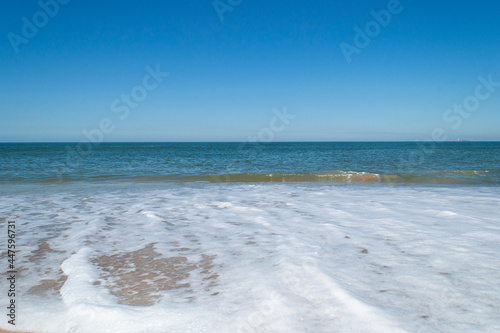 En uruguay en punta del este hay playas calidas con arenas increibles muchos atadeceres y gente que es feliz por el calor con su mano emblematica gigante atardeceres photo