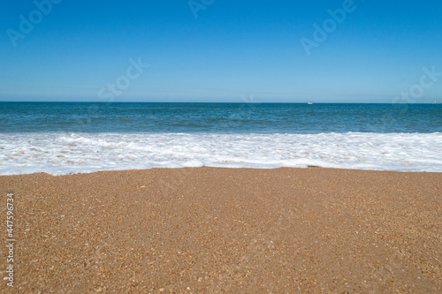 En uruguay en punta del este hay playas calidas con arenas increibles muchos atadeceres y gente que es feliz por el calor con su mano emblematica gigante atardeceres photo