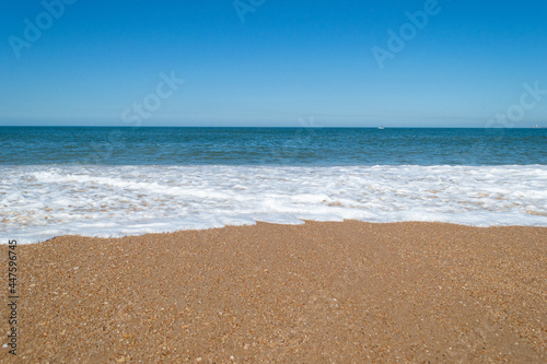 En uruguay en punta del este hay playas calidas con arenas increibles muchos atadeceres y gente que es feliz por el calor con su mano emblematica gigante atardeceres