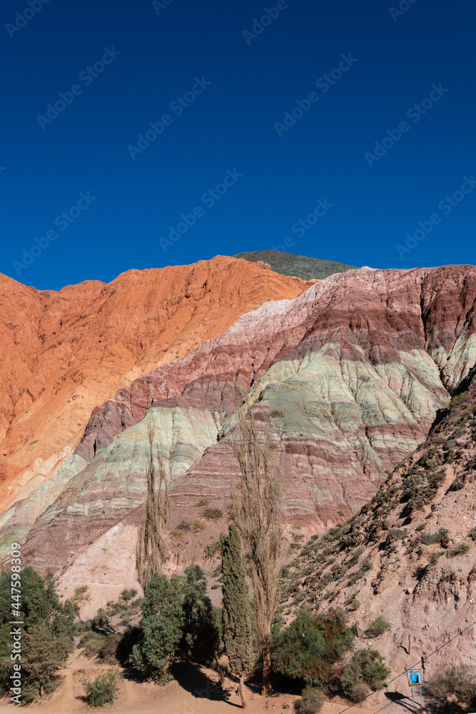 Fototapeta premium en salta, tucuman, argentina hay lugares que entre ruinas dan vida a la cultura del interior, indigenas, las iglesias, el cerro de los 7 colores, sus montañas, hacen magia