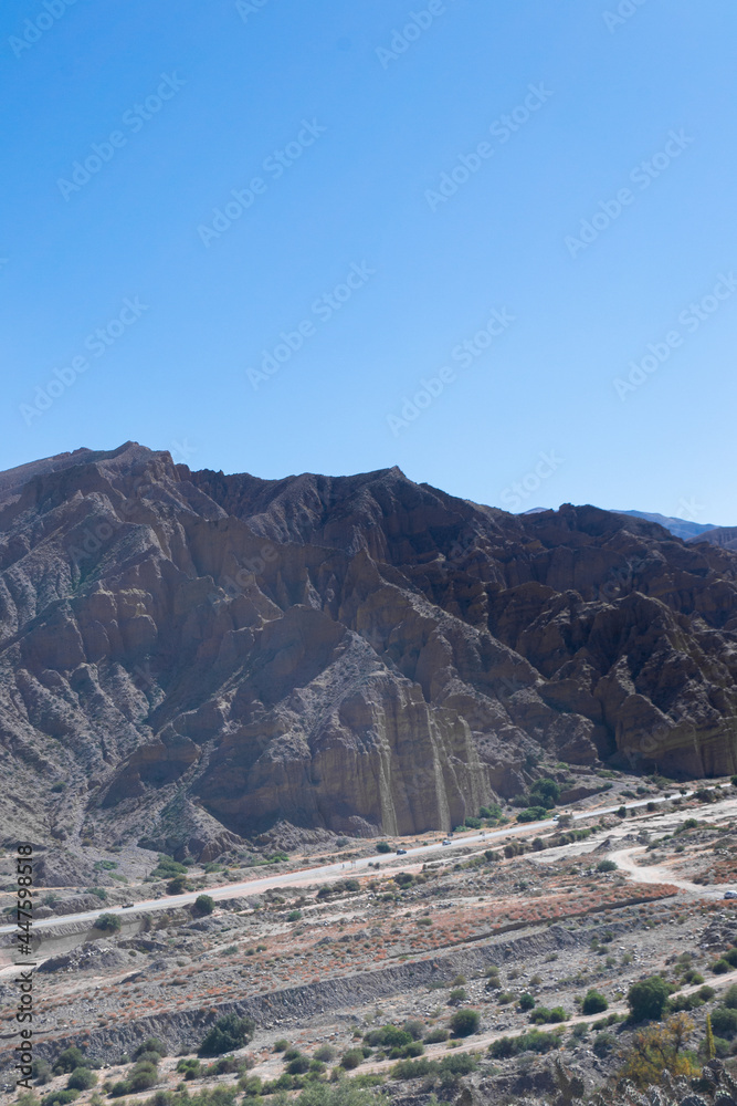 Fototapeta premium en salta, tucuman, argentina hay lugares que entre ruinas dan vida a la cultura del interior, indigenas, las iglesias, el cerro de los 7 colores, sus montañas, hacen magia
