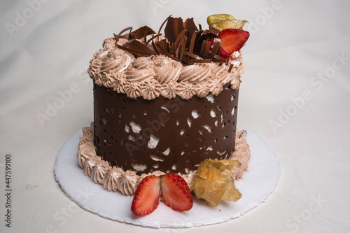 Torta de Chocolate, com chocolate meio amargo e chocolate branco, recheado com creme de chocolate