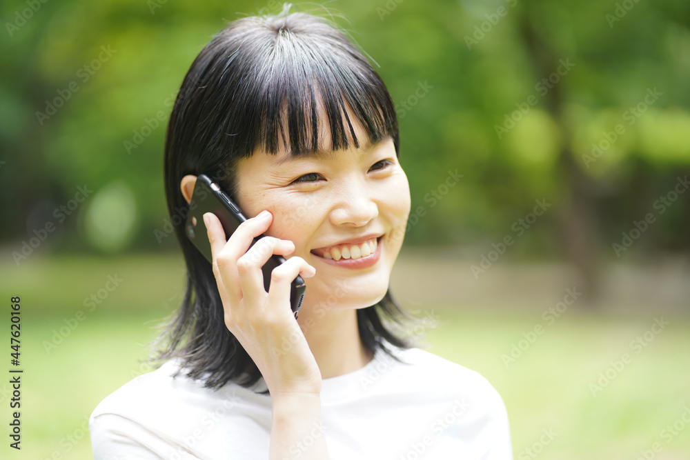 通話する女性