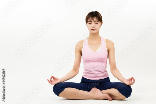 瞑想する女性