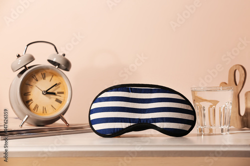 Sleeping mask with alarm cl...