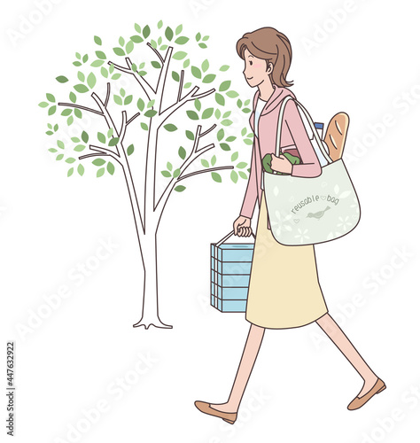 買い物帰りに歩く若い女性