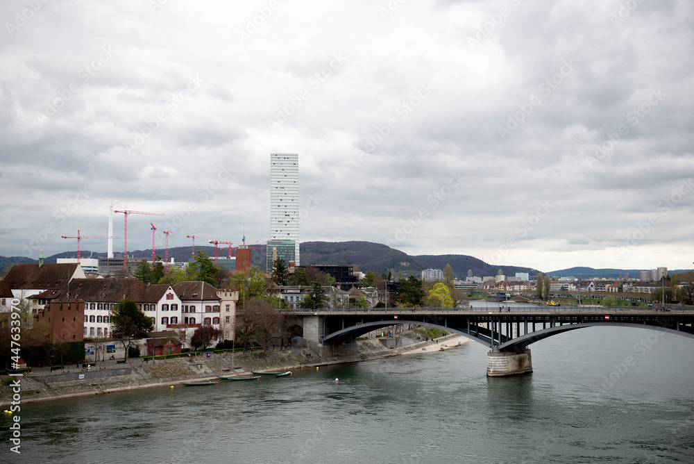 Obraz premium Mittlere Bridge and Basel skyline, Switzerland