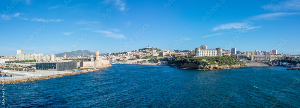 Obraz premium discovery of the harbor of Marseille and the islands of the region, France