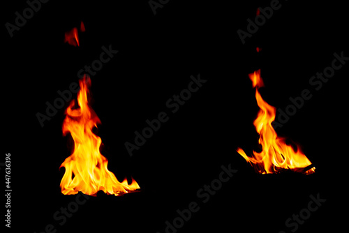黒色の背景に燃え上がる炎の写真素材
