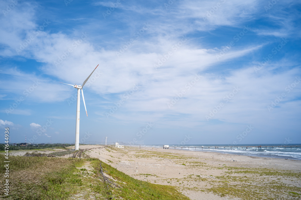 海岸に立つ風力発電