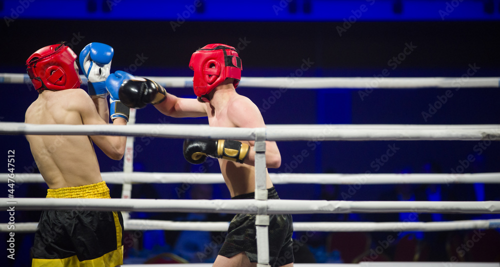 Obraz premium Walka bokserska w ringu