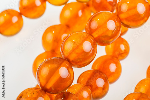 Modeschmuck - orange Perlen in Nahaufnahme - 