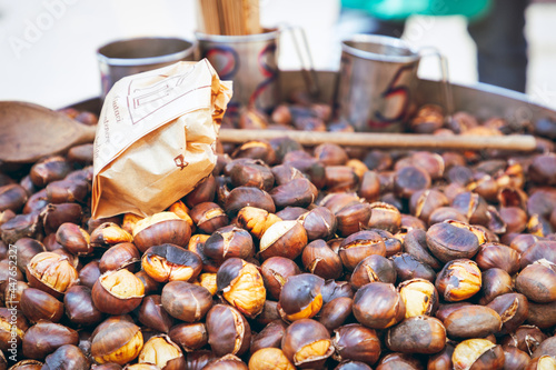 Fotografía Outdoor chestnut roaster with chestnuts measuring cups and wooden spoon