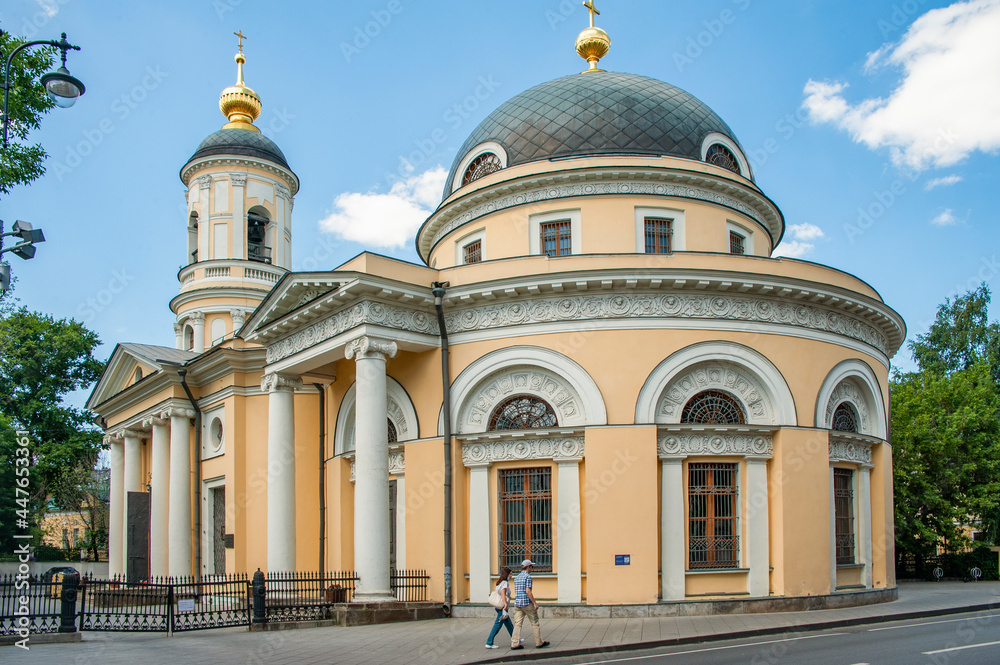 The estate of the rich merchants Dolgovs and the church located opposite the estate were built by outstanding architects of the 18th and 19th centuries in the style of Russian classicism.