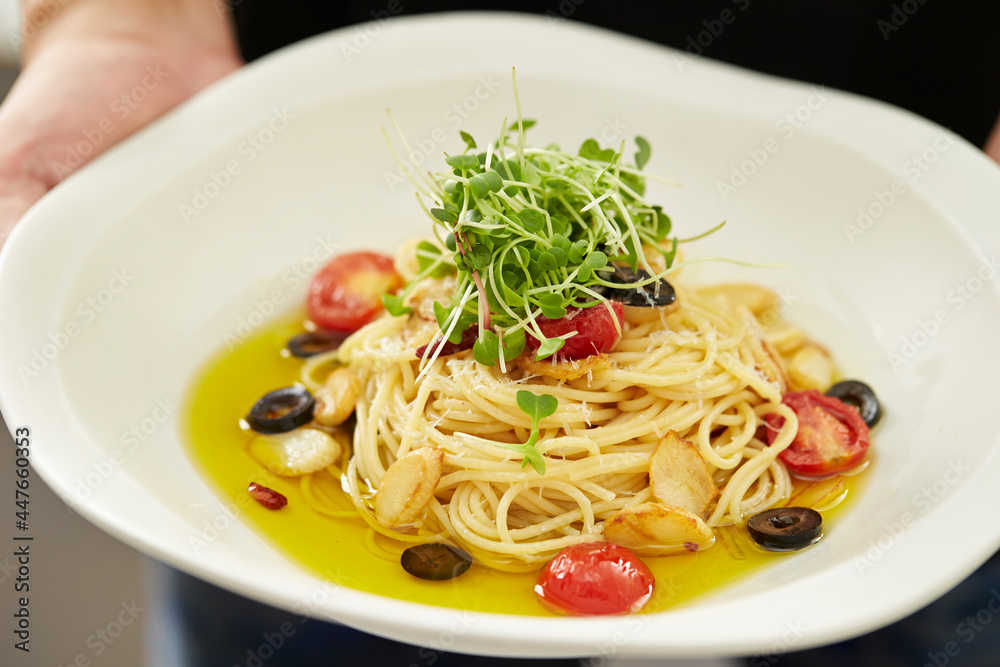 spaghetti with tomato sauce and basil