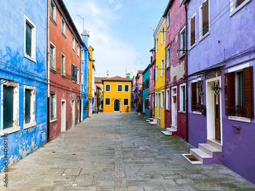 Fototapeta Naklejka Na Ścianę i Meble -  Colorful houses on a small traditional square at Burano island, Venice, Italy