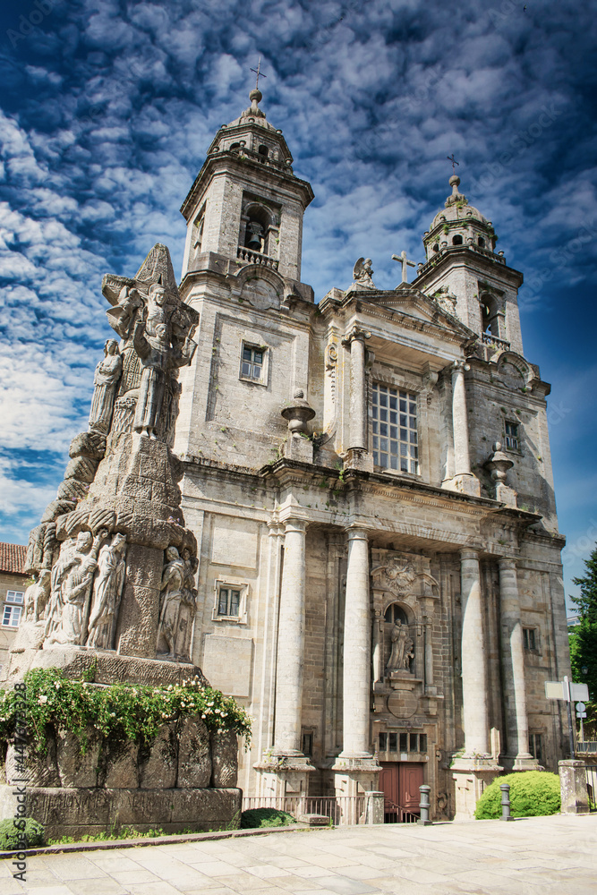 Iglesia de San Francisco y monumento al pobrecillo de Asis en Santiago de Compostela, España