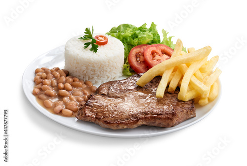 Prato executivo bife de Alcatra com arroz, feijão, salada, batatas fritas, vista de baixo e isolado com path