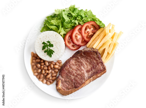 Prato executivo de contra filet com arroz, feijão, salada e batatas fritas, visto de cima e isolada com path